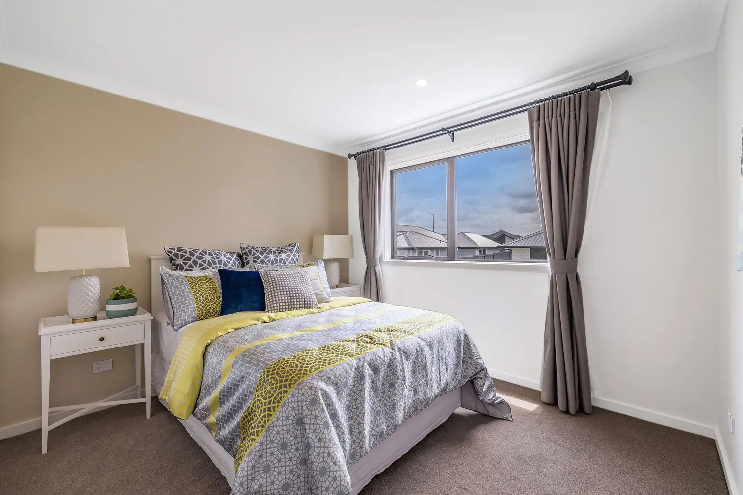 Bedroom with a garden outlook